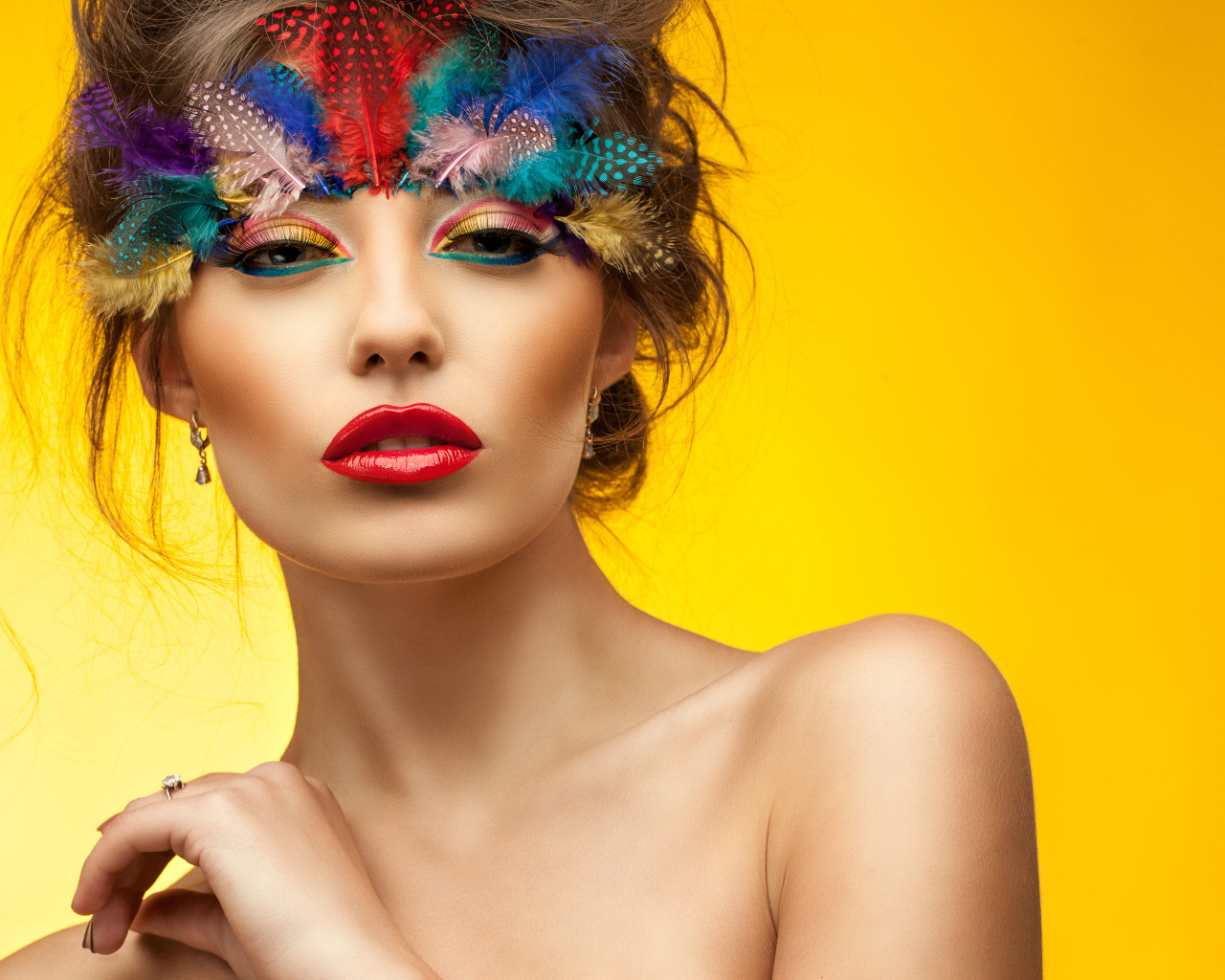 Красивая девушка с ярким макияжем на желтом фоне