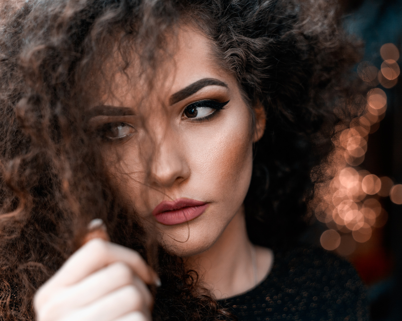 Красивая девушка с карими глазами 