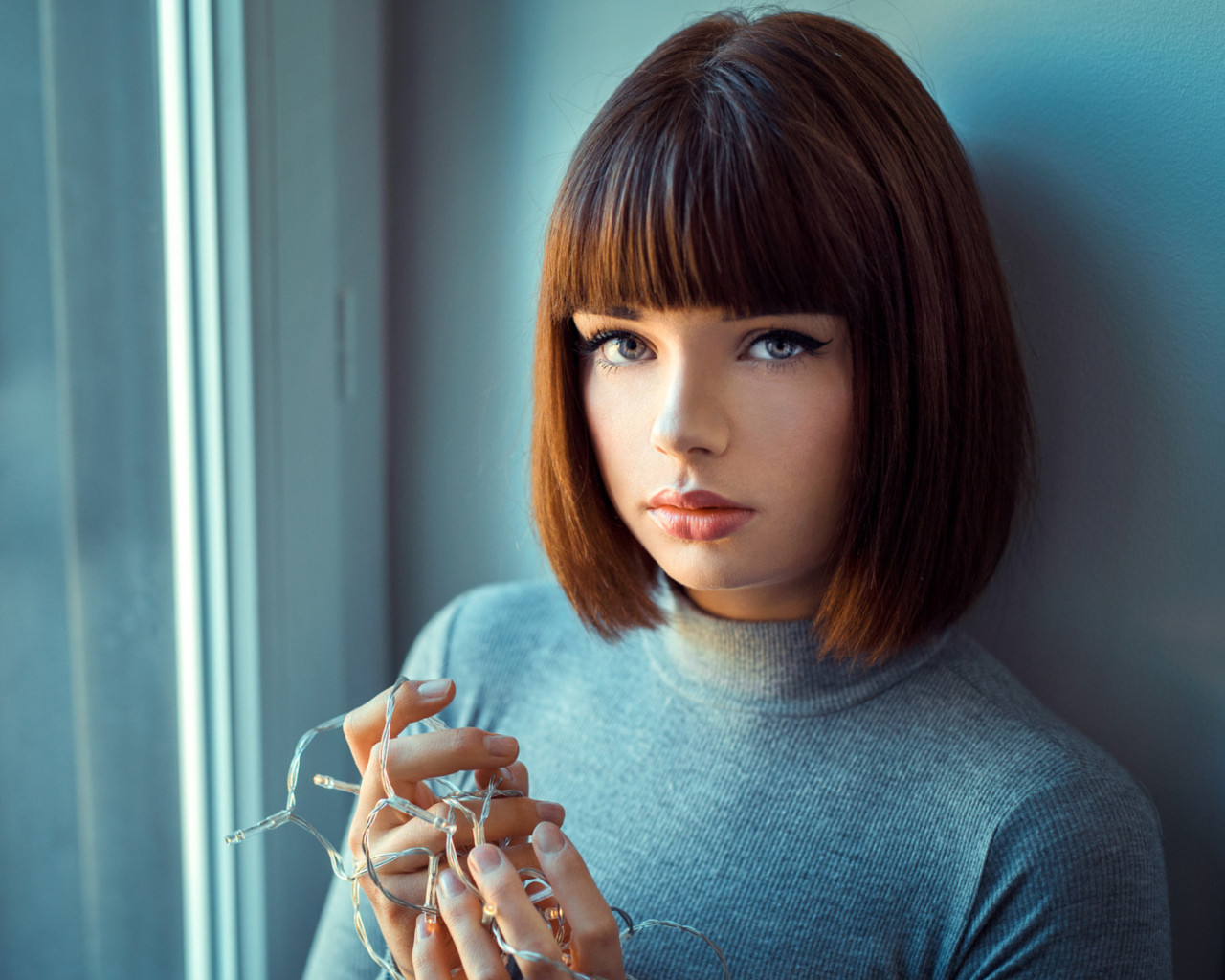 Красивая девушка шатенка с короткой стрижкой 