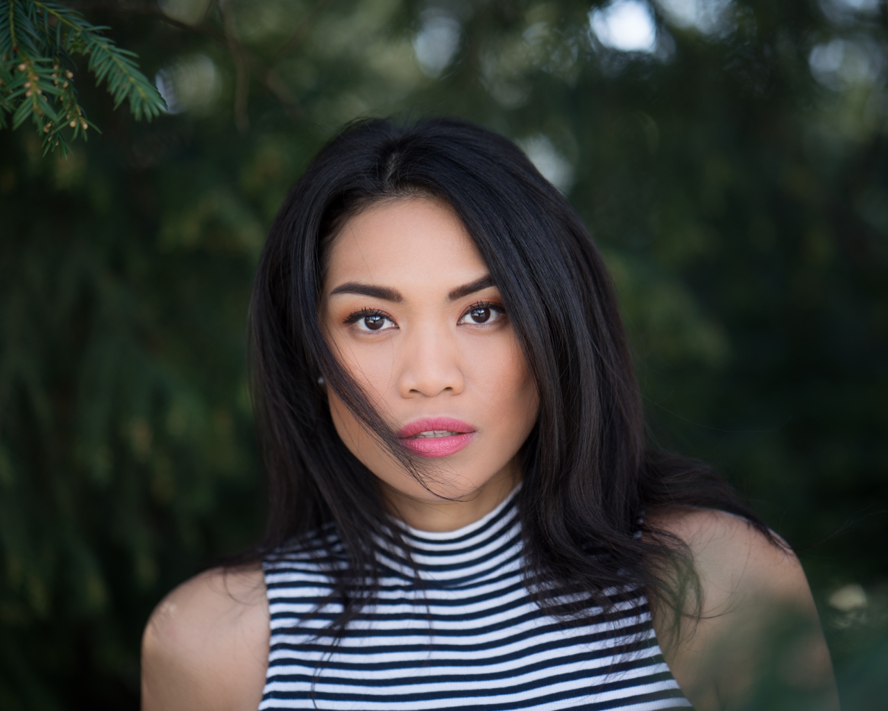 Красивая девушка с длинными черными волосами 