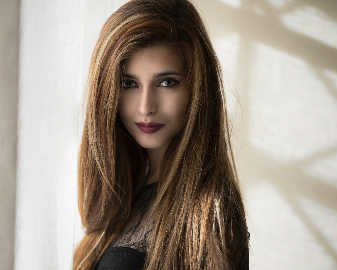 Красивая девушка с длинными волосами и пирсингом в носе