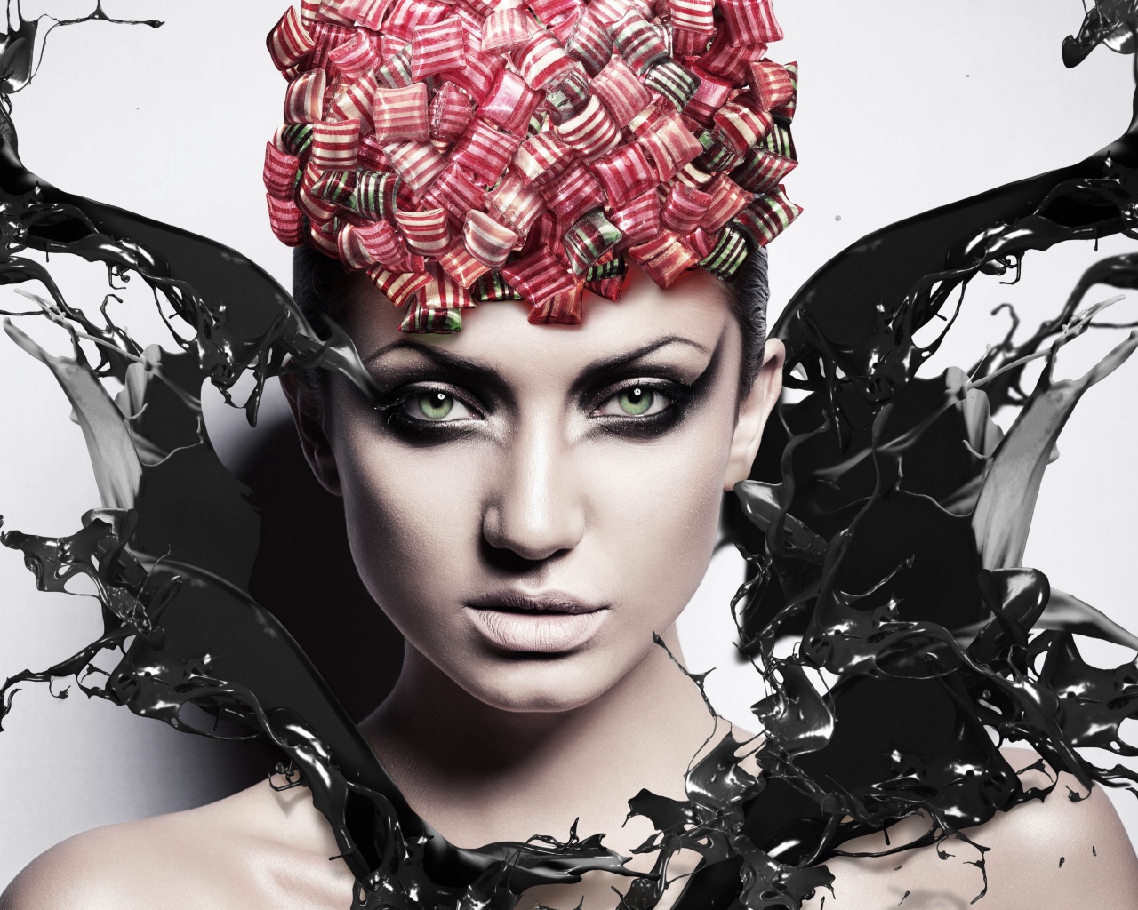 Красивая девушка с макияжем в брызгах черной краски