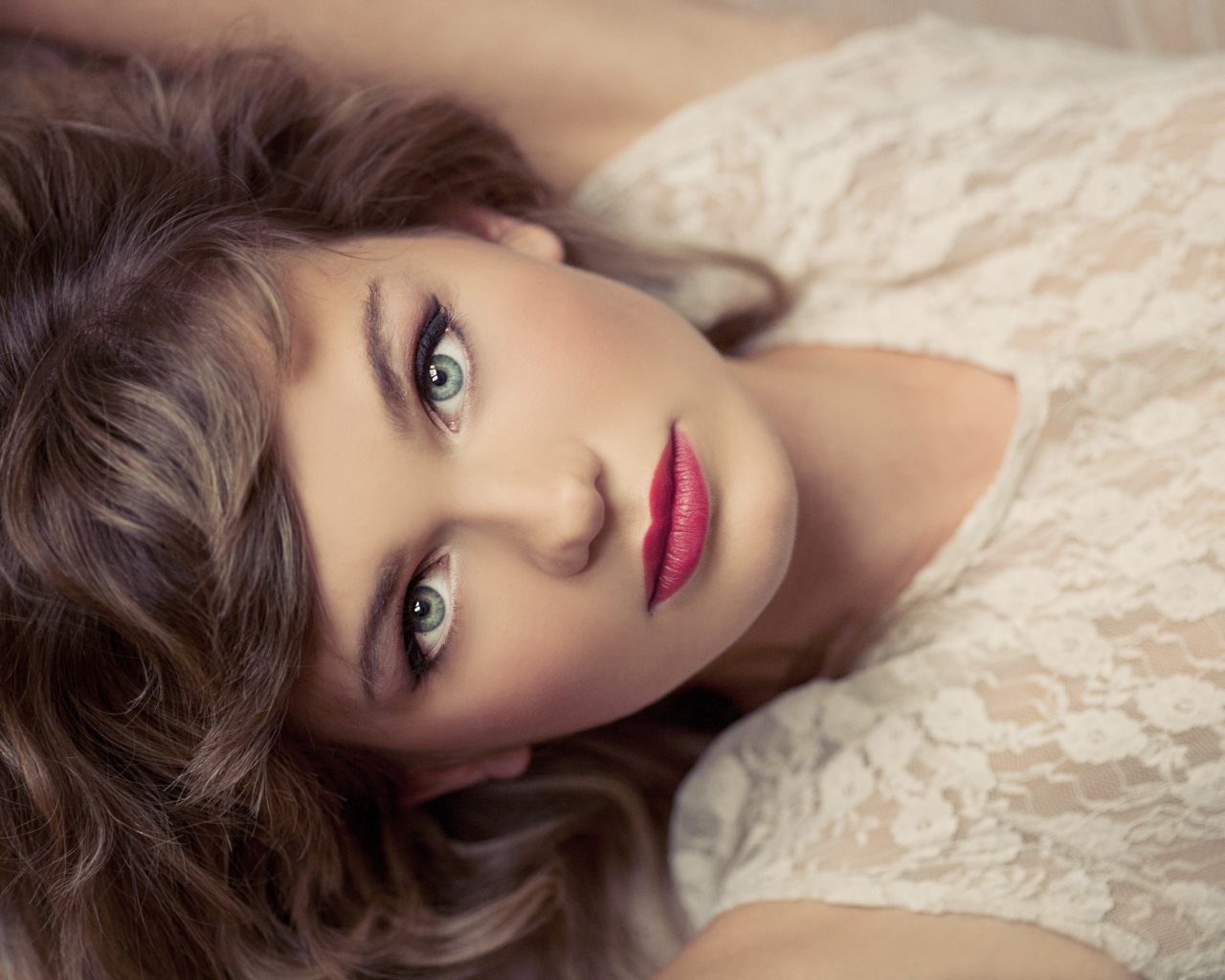 Красивая девушка с розовыми губами в белом наряде
