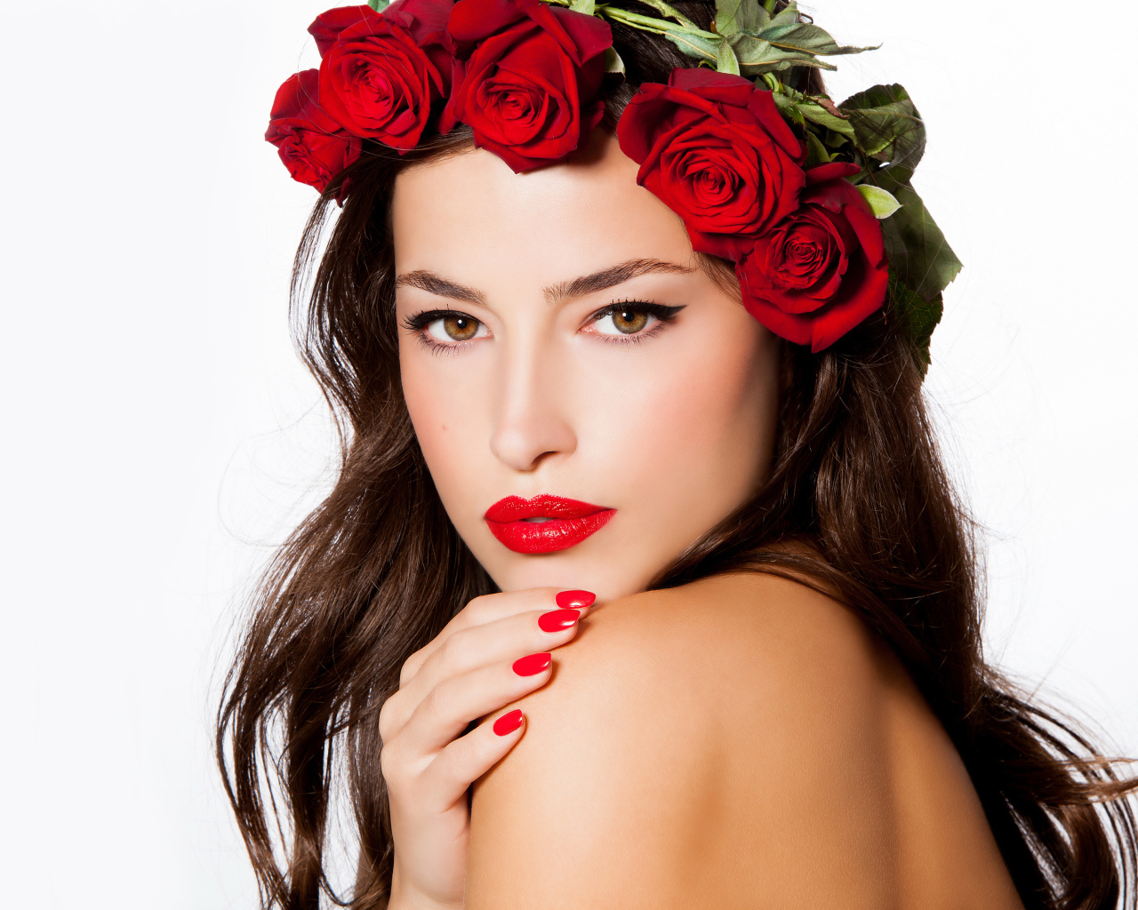 Красивая девушка с красными губами с венком из роз на голове
