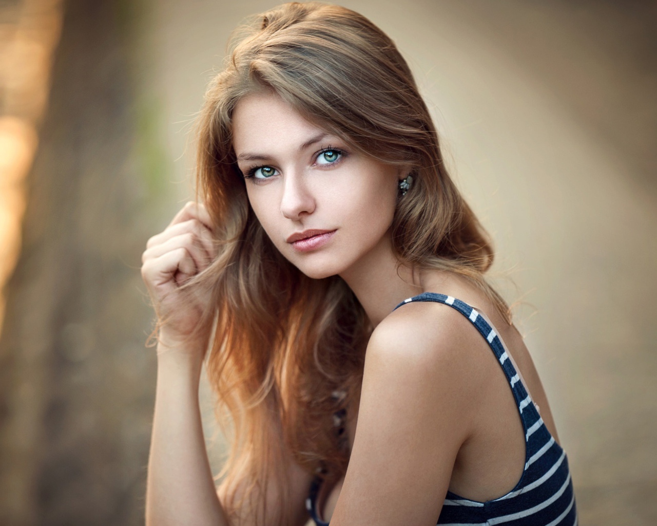 Красивая зеленоглазая девушка шатенка