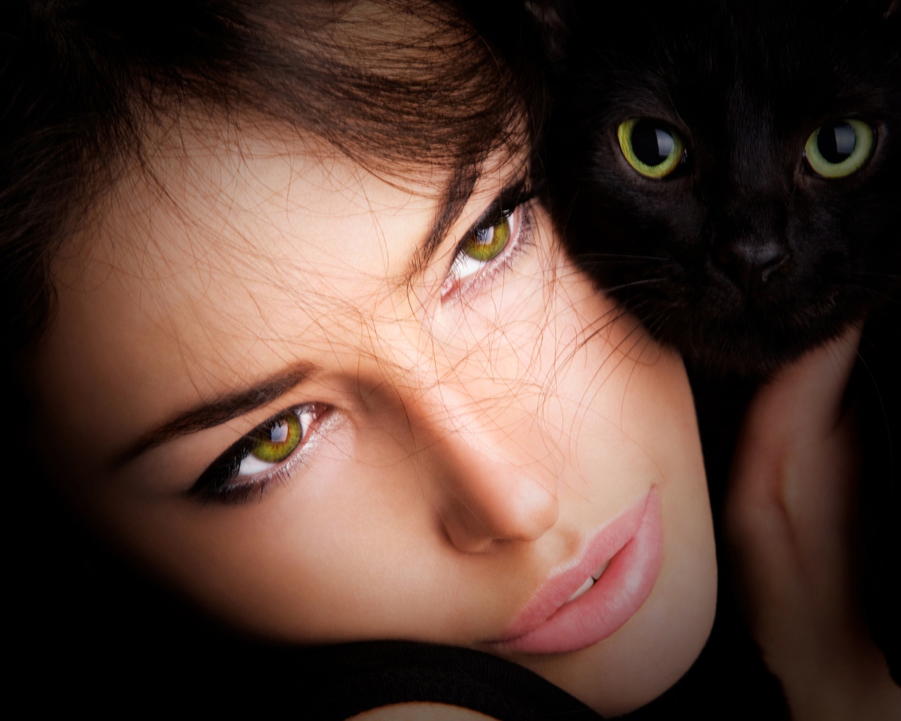 Красивая зеленоглазая девушка с черной кошкой