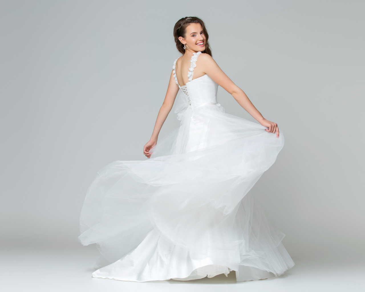 Красивая радостная девушка в белом свадебность платье