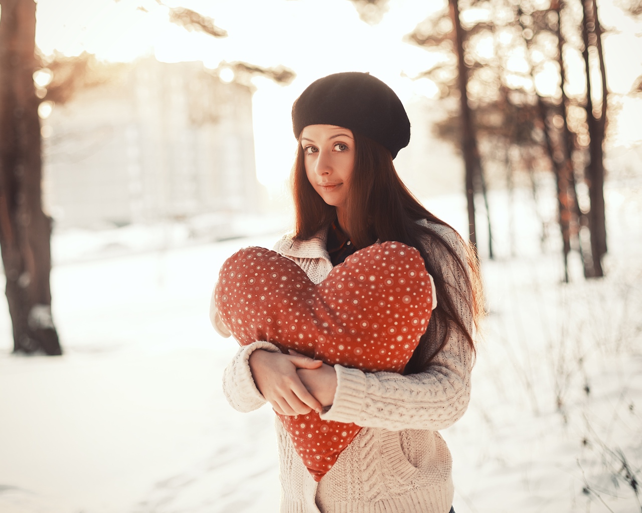 Красивая длинноволосая шатенка с игрушечным сердцем 