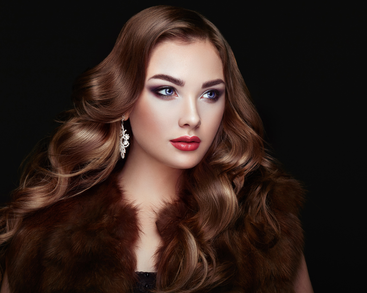 Красивая длинноволосая шатенка с голубыми глазами