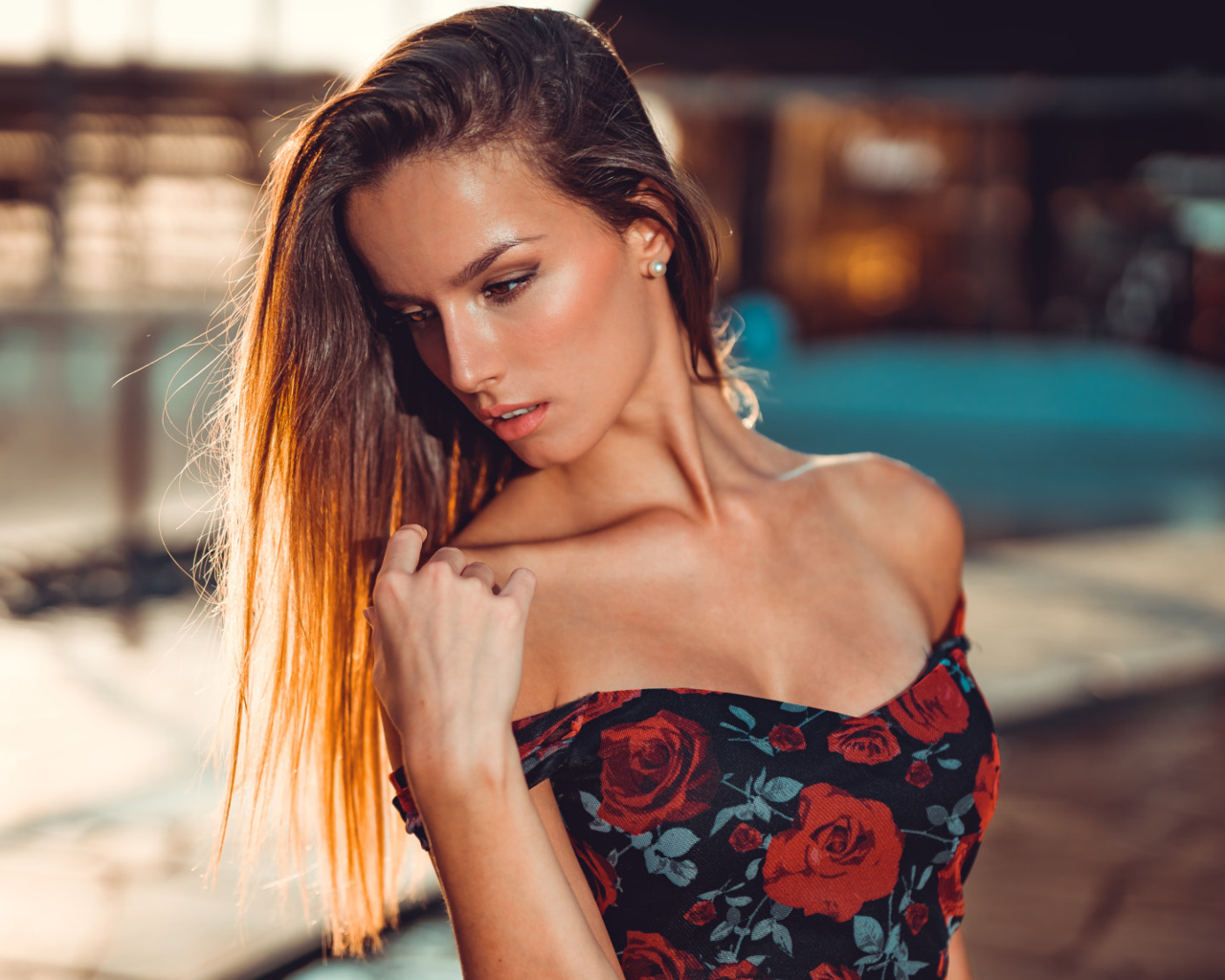 Красивая длинноволосая брюнетка в платье