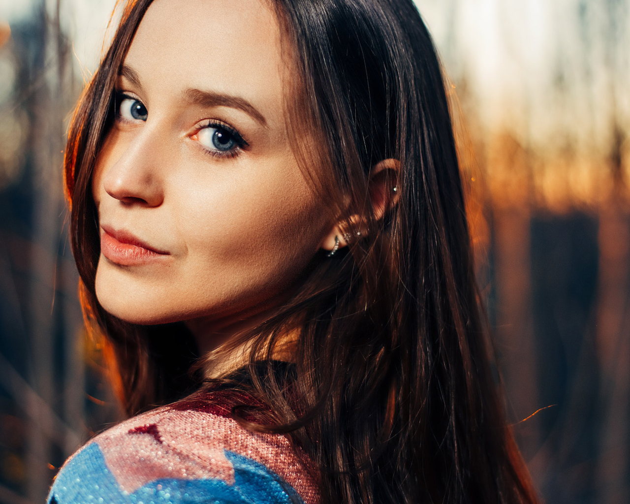 Красивая длинноволосая девушка с голубыми глазами