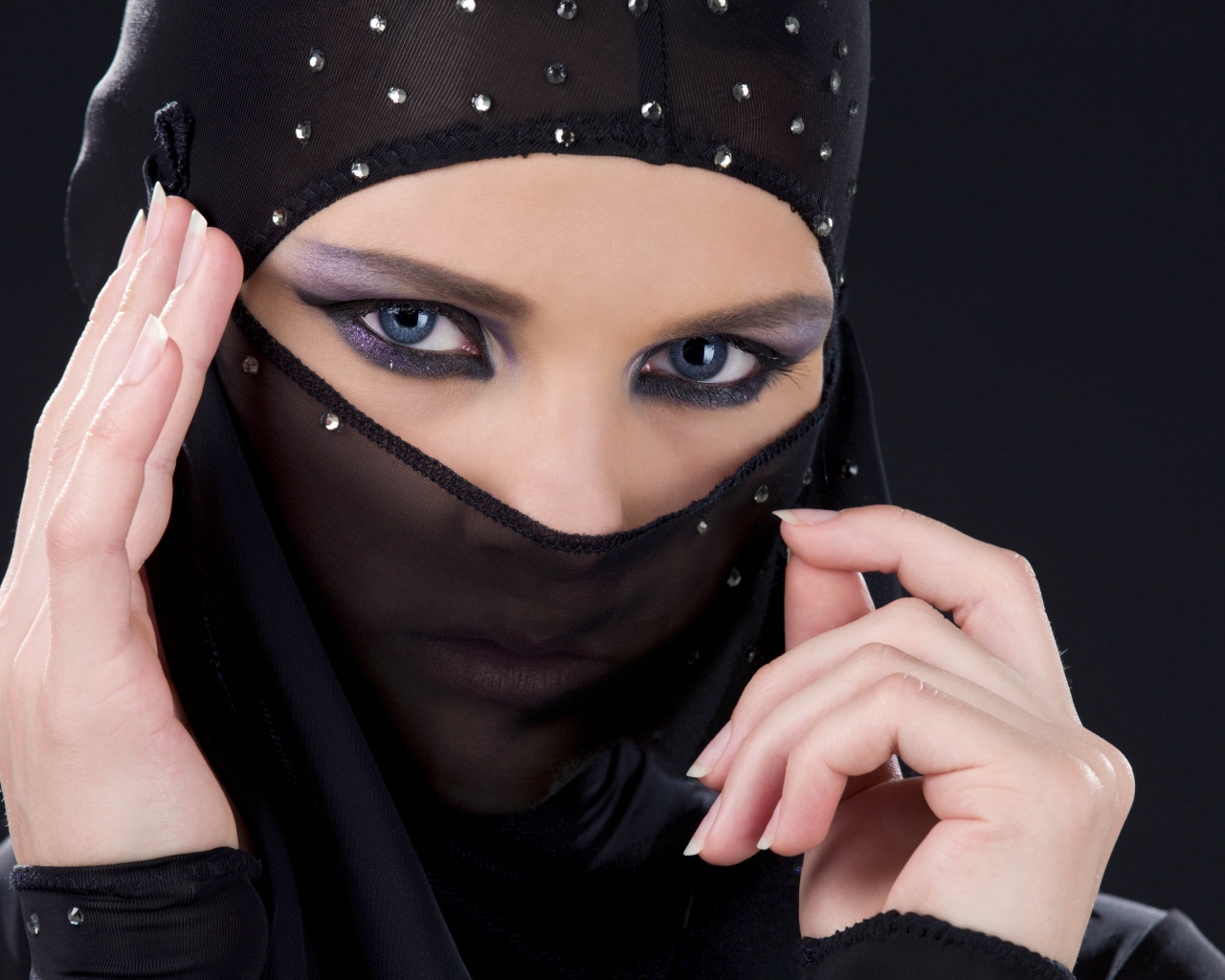 Красивая восточная девушка в черной парандже