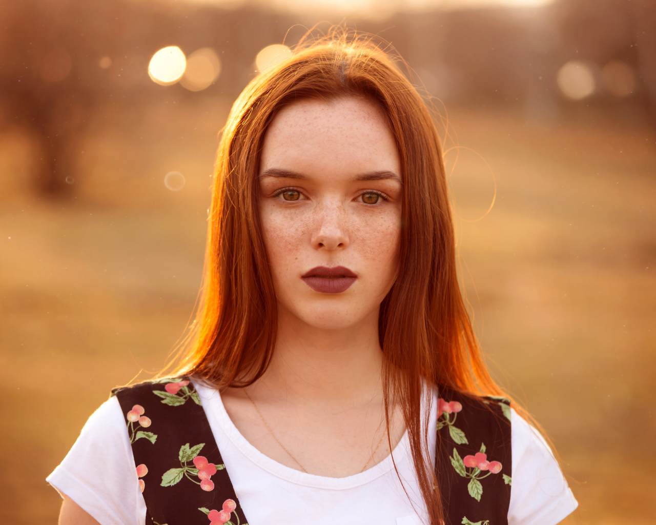 Красивая рыжеволосая яркая девушка с веснушками