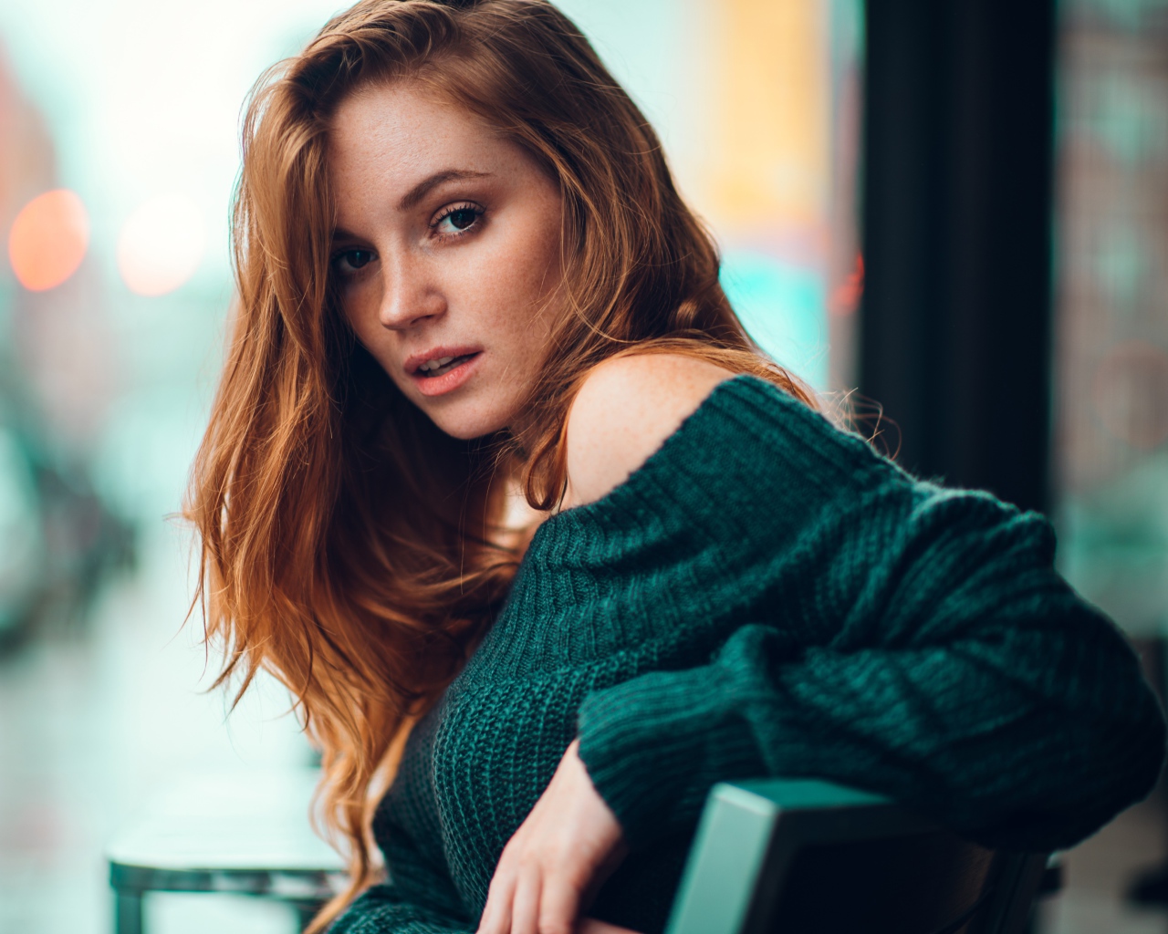 Красивая рыжеволосая девушка в свитере