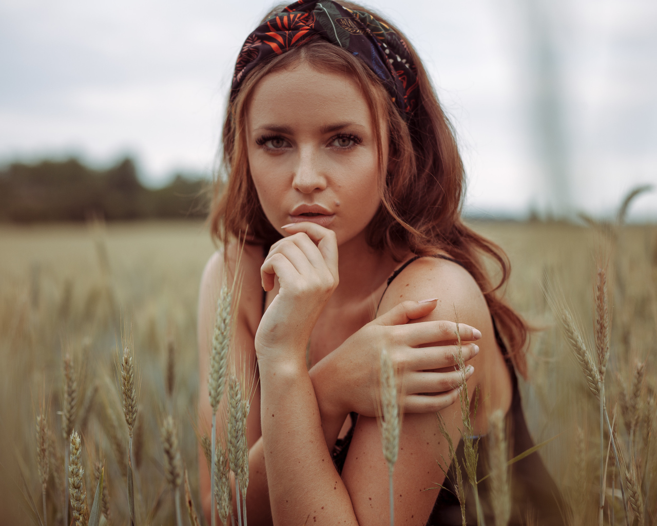 Красивая рыжеволосая девушка на поле с пшеницей