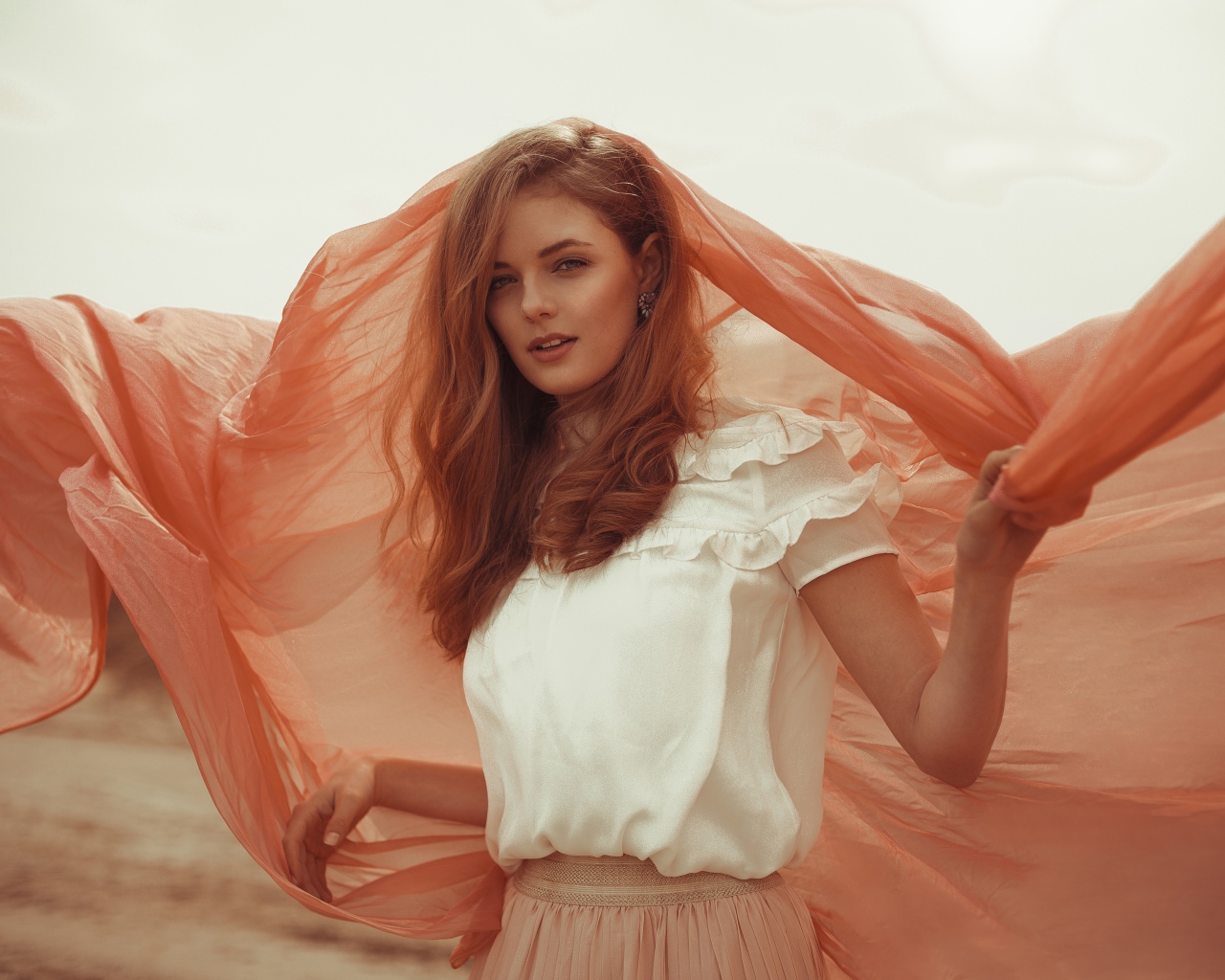 Красивая рыжеволосая девушка с накидкой 