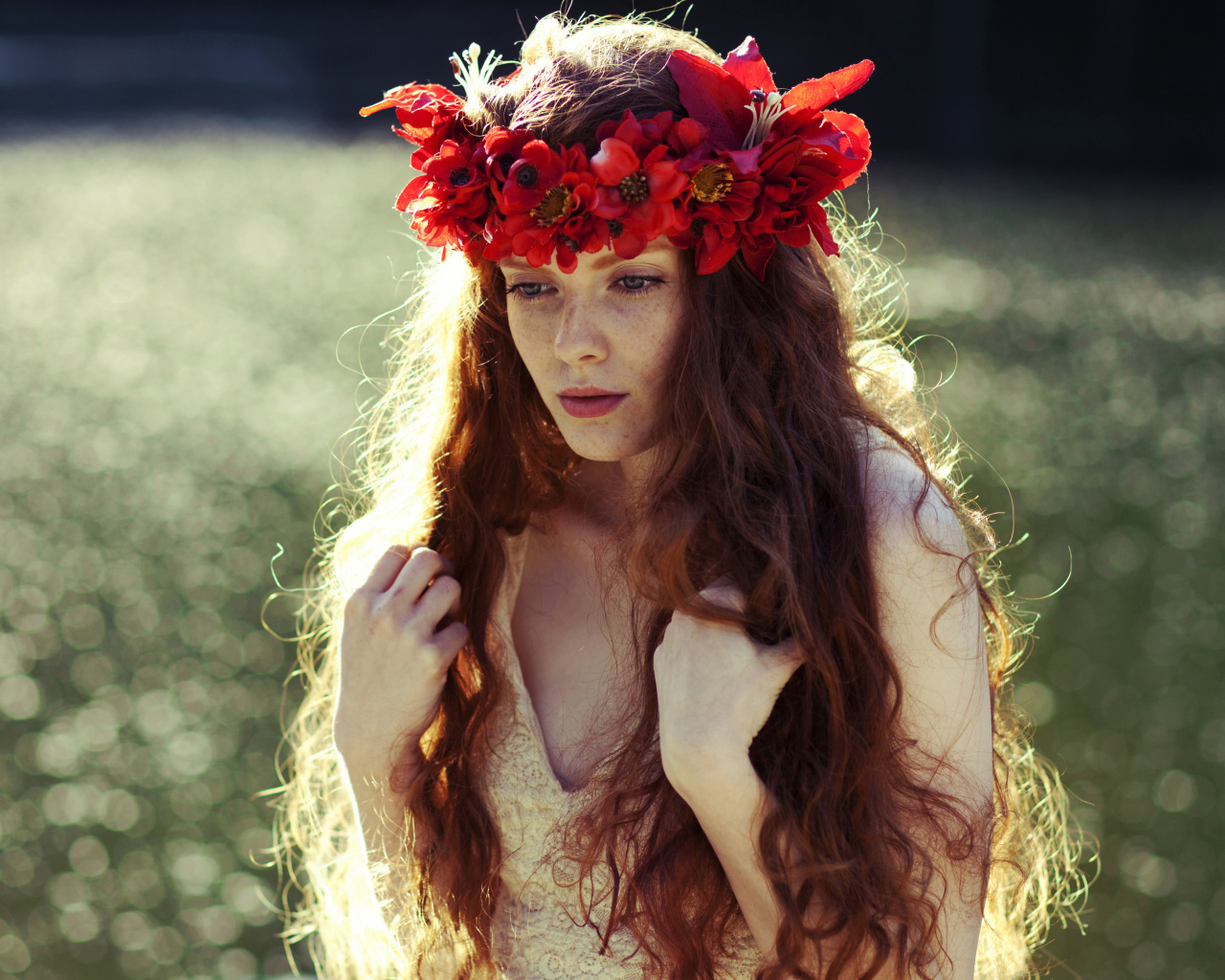 Красивая рыжеволосая девушка с венком на голове