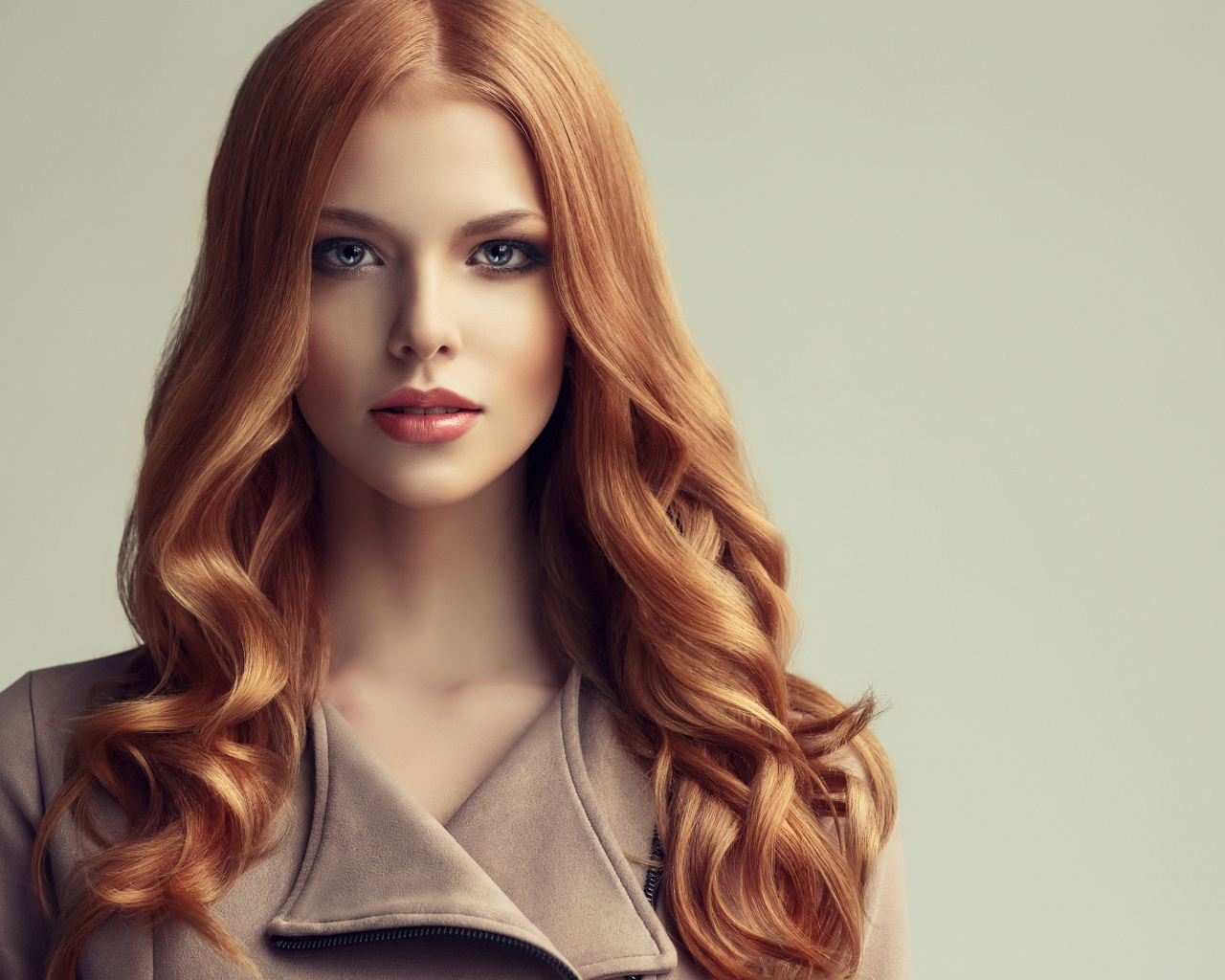 Красивая рыжеволосая девушка с голубыми глазами