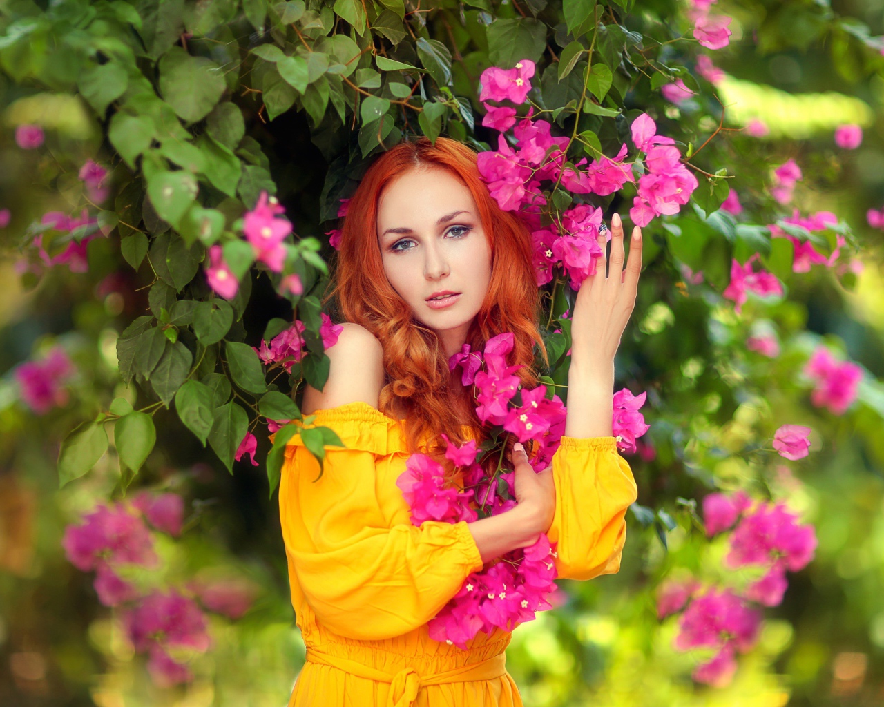Красивая рыжеволосая девушка с розовыми цветами