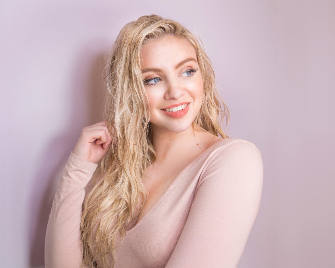 Красивая улыбающаяся девушка блондинка