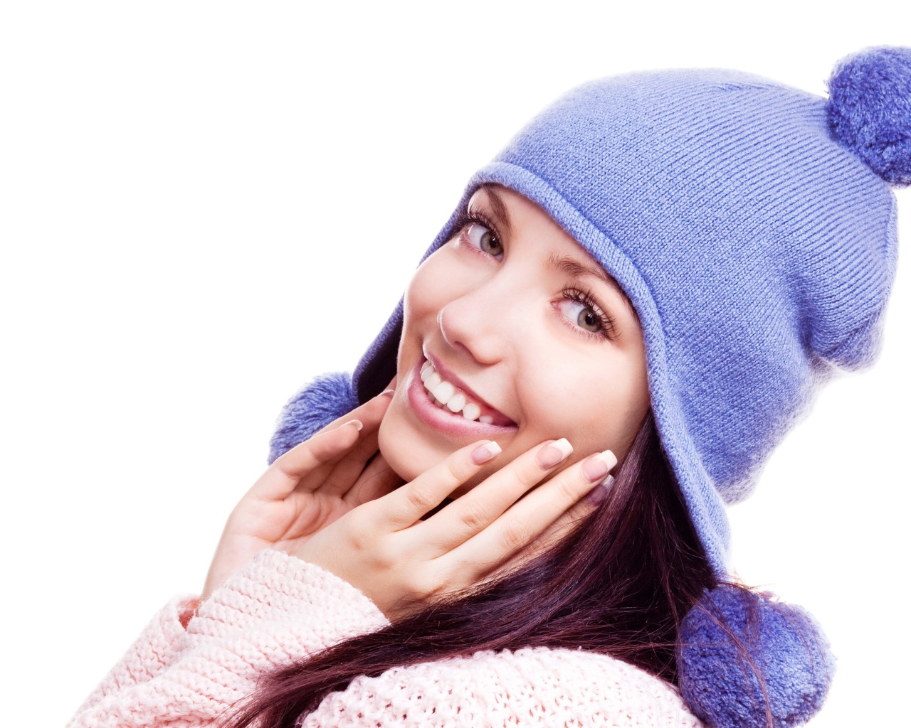 Красивая улыбающаяся девушка в фиолетовой шапке