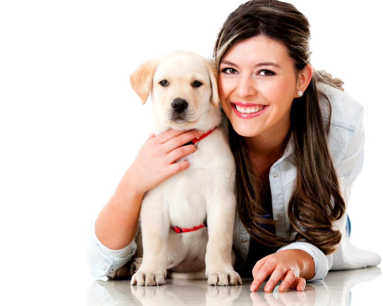 Красивая улыбающаяся девушка с щенком золотистого ретривера