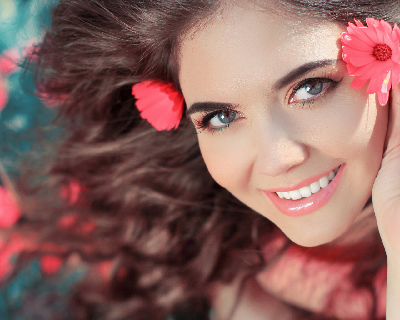 Красивая улыбающаяся девушка с цветами в волосах 