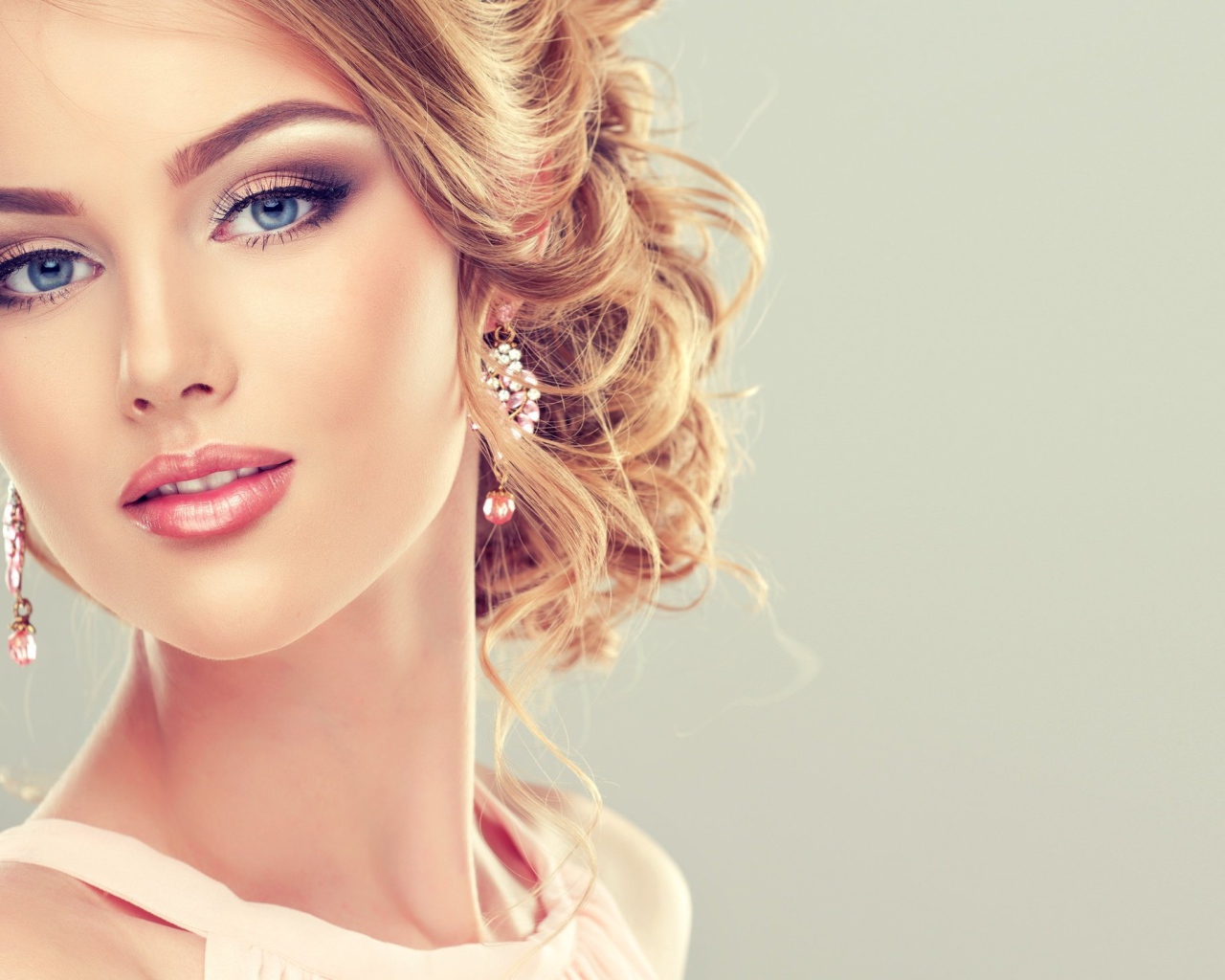 Красивая стильная голубоглазая девушка с красивым макияжем и прической