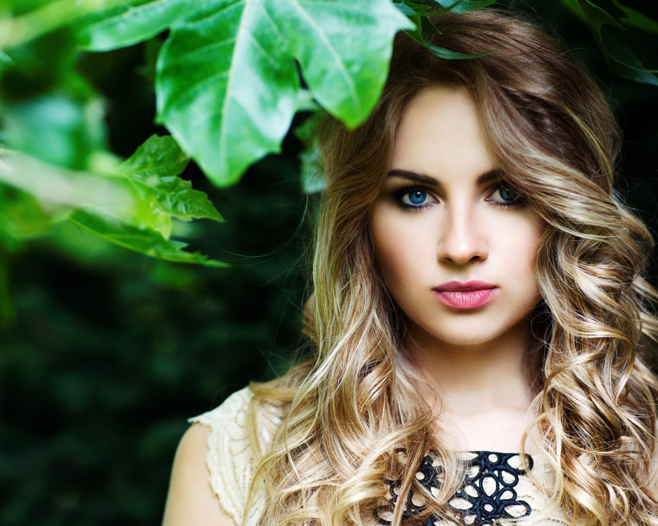 Красивая нежная голубоглазая девушка блондинка