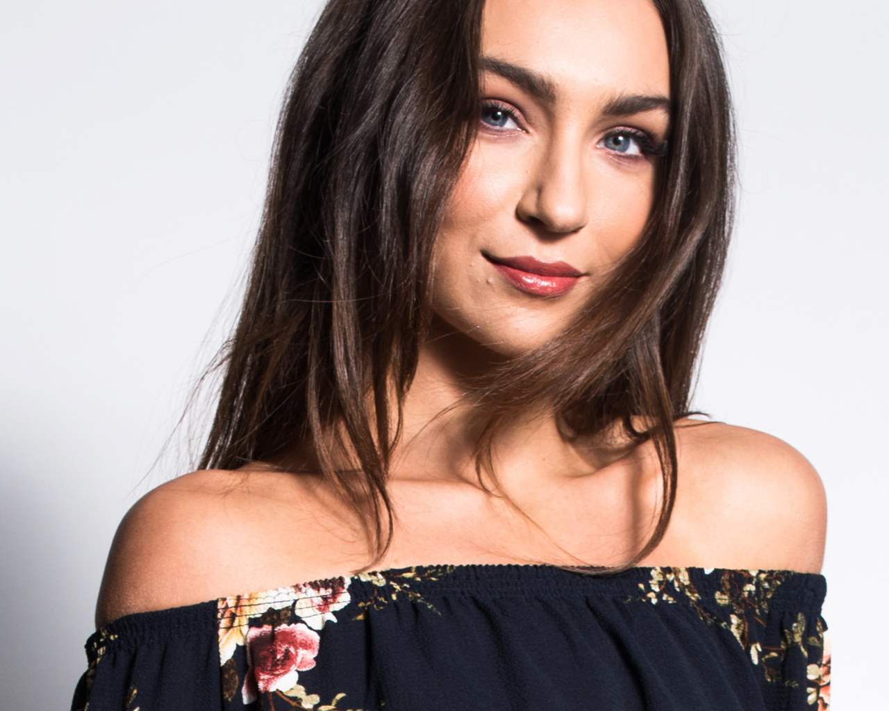 Красивая нежная голубоглазая брюнетка на сером фоне