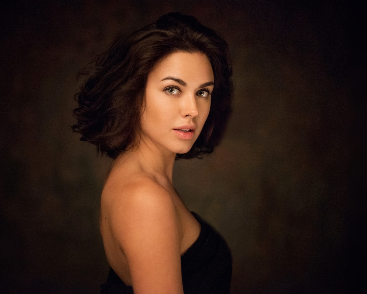 Красивая нежная девушка со стрижкой