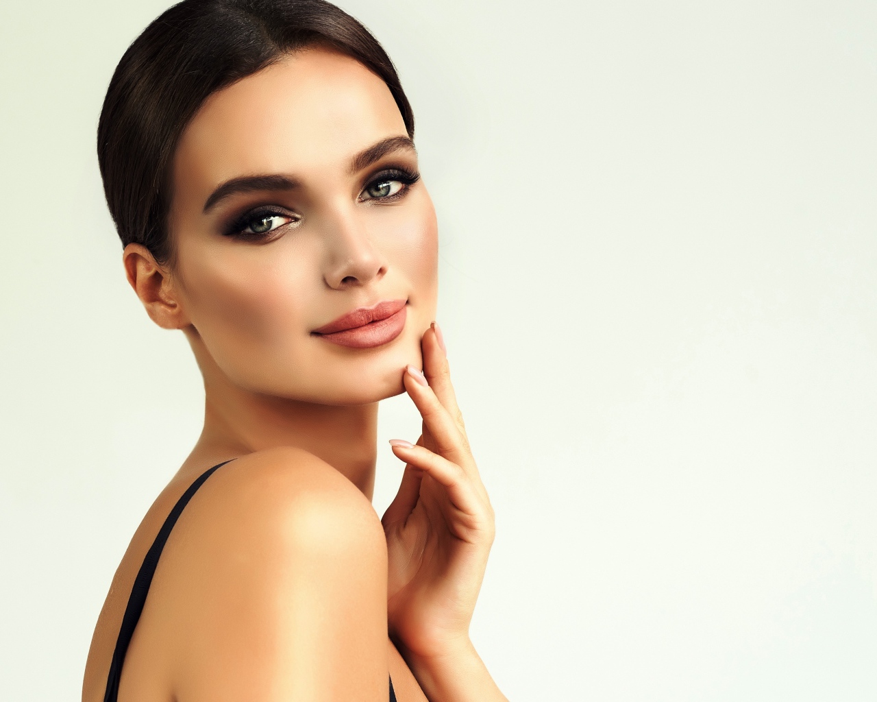 Красивая нежная девушка с голубыми глазами  