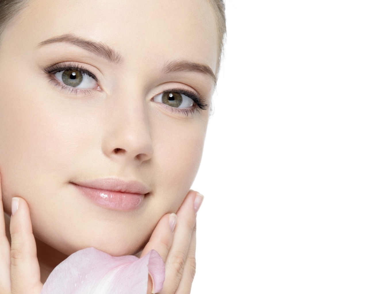 Красивая нежная настоящая девушка на белом фоне