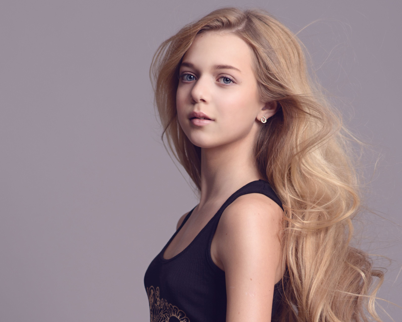 Красивая нежная молодая девушка блондинка с длинными волосами  