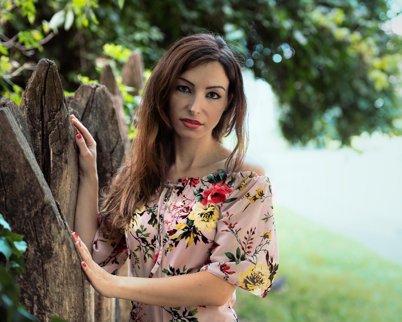 Красивая женщина в платье у сухого дерева