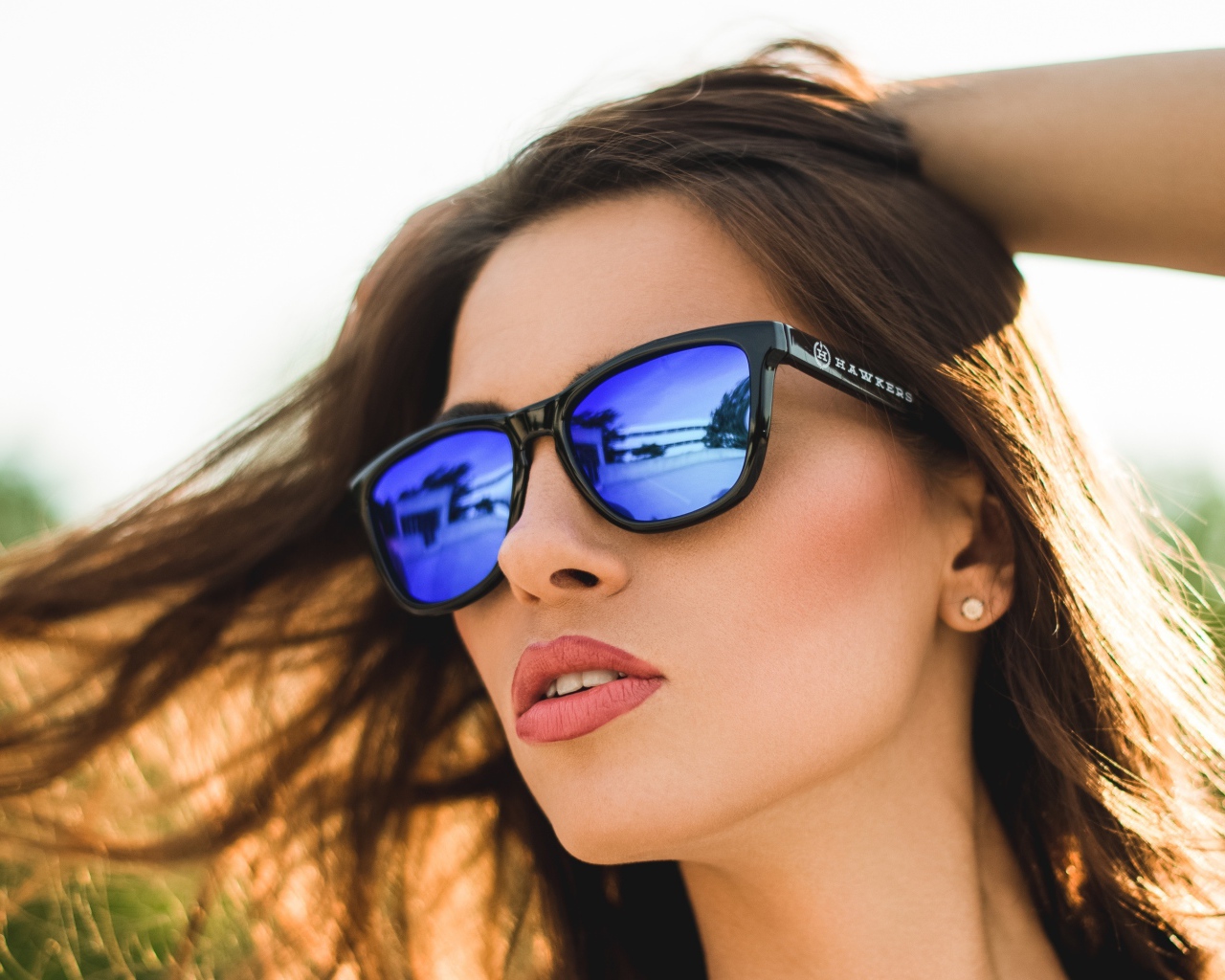 Красивая молодая шатенка в солнечных очках