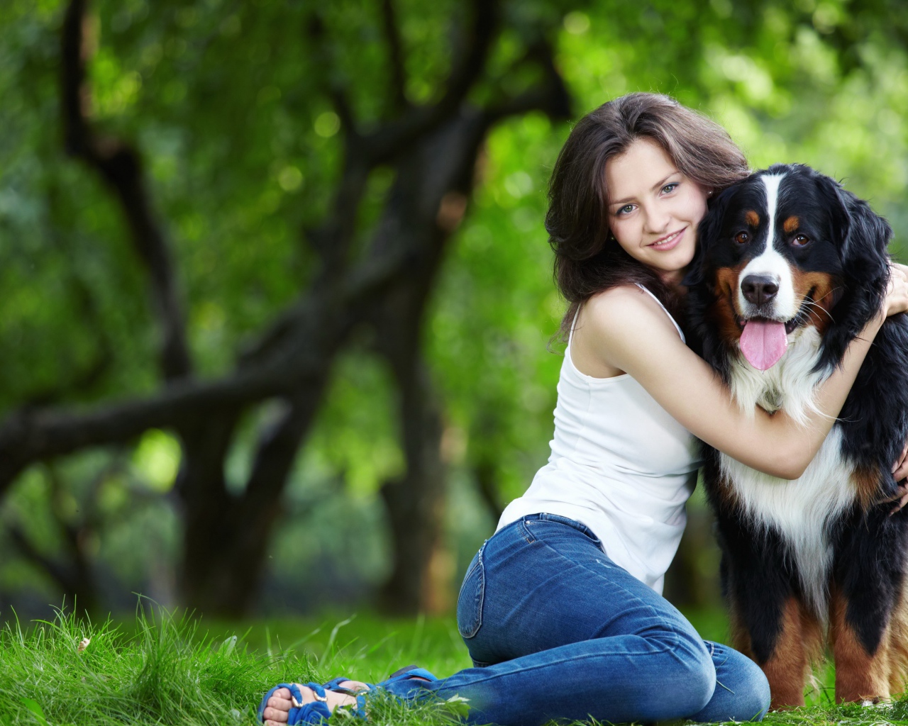 Красивая молодая девушка брюнетка обнимает собаку