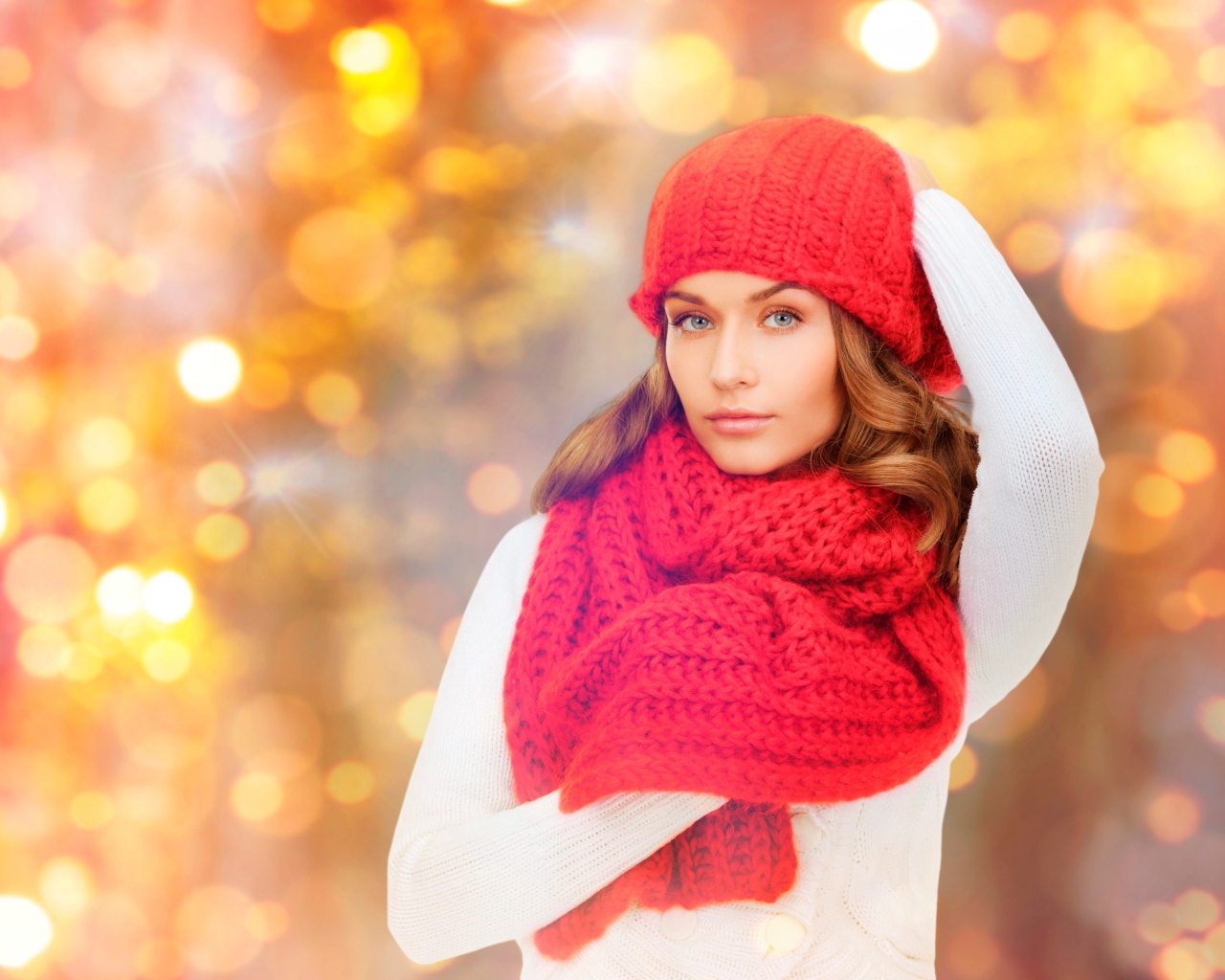 Красивая молодая девушка в красной шапке с шарфом