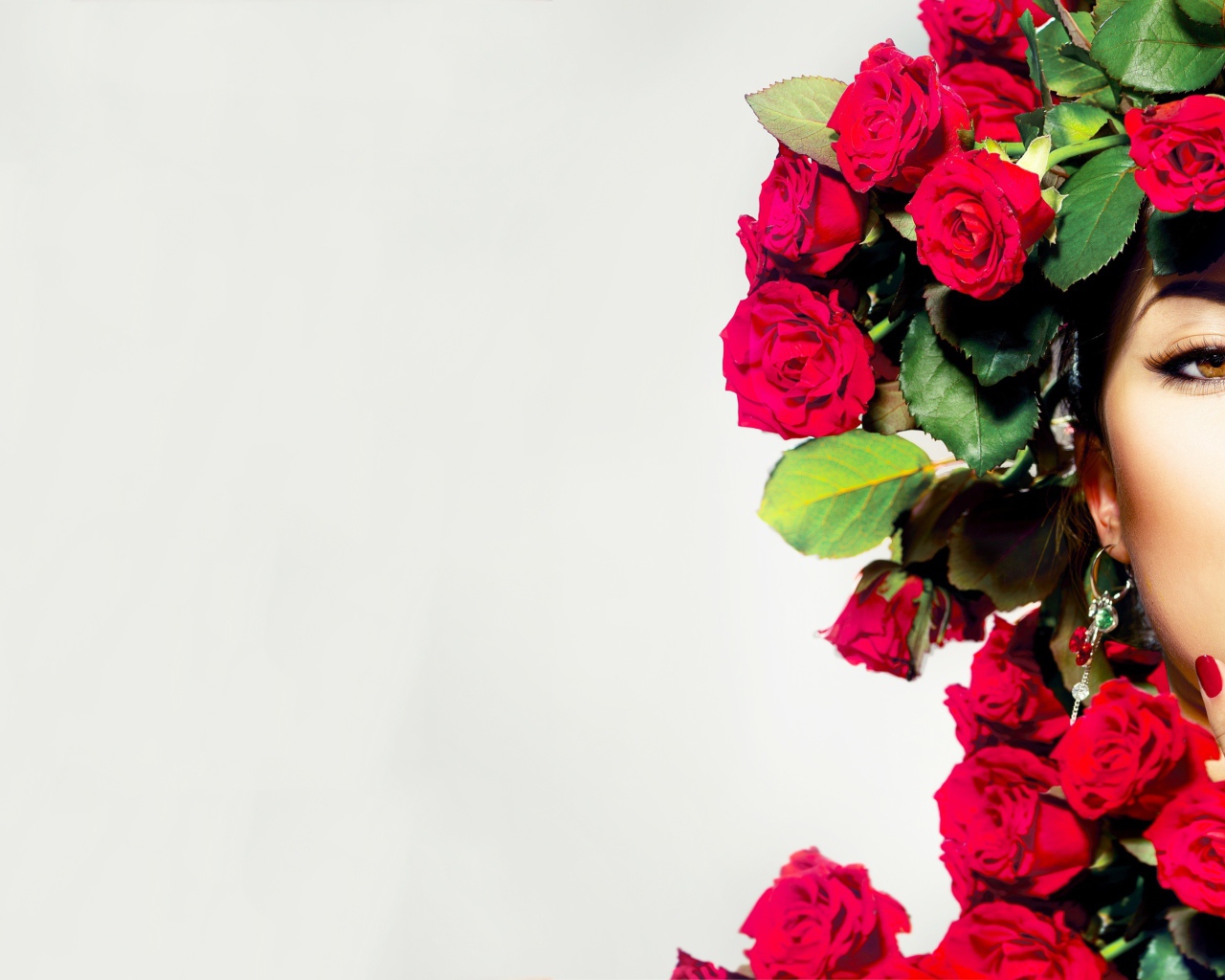 Красивая молодая девушка с венком из красных роз на голове