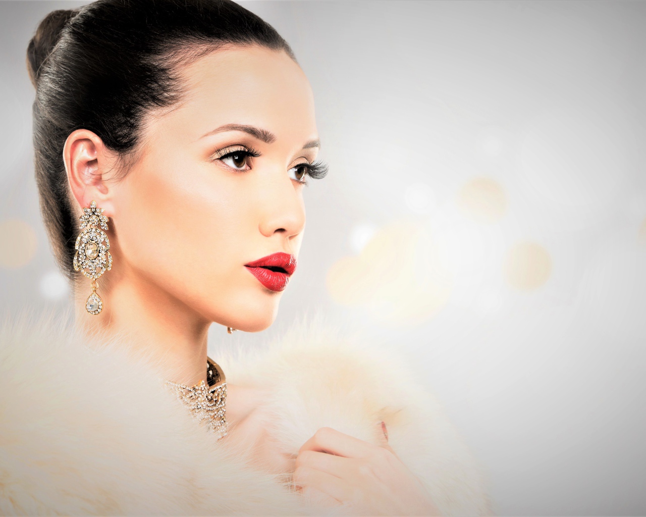 Красивая молодая девушка с красивыми украшениями и в шубе