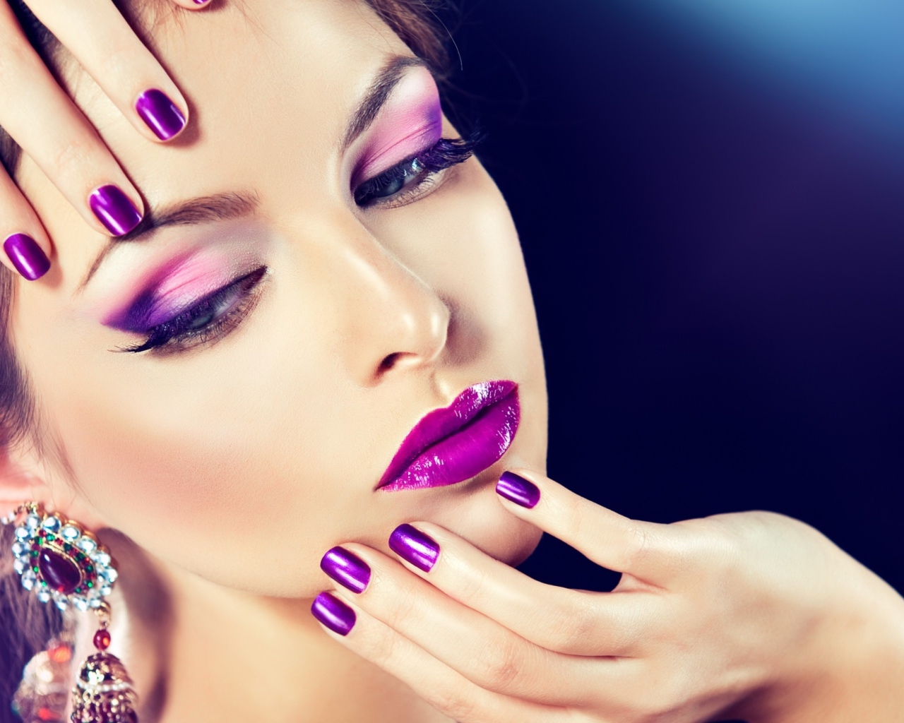 Красивая молодая девушка с фиолетовым макияжем