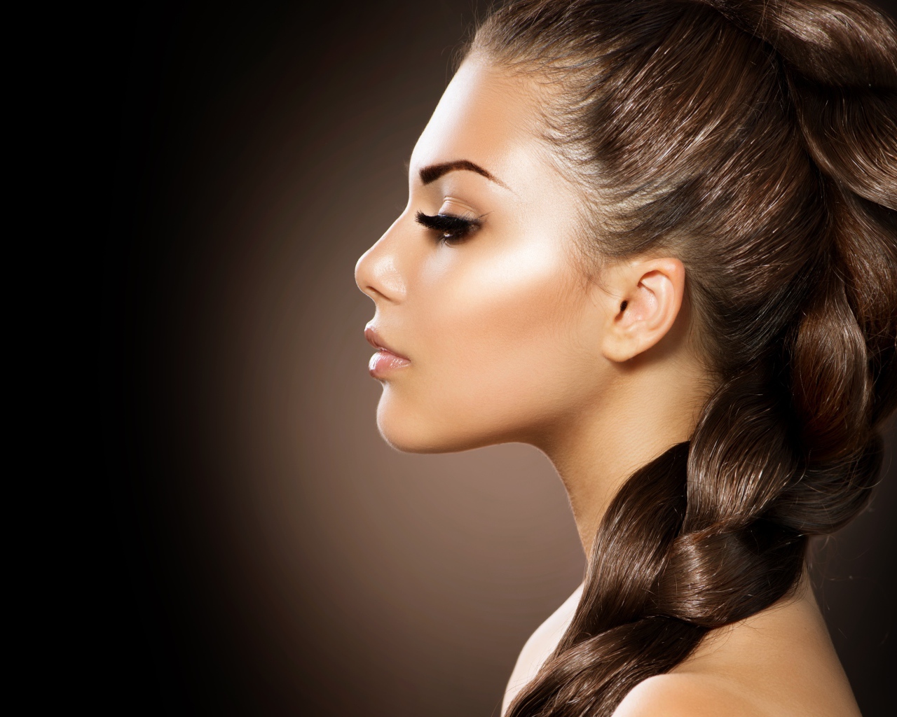 Красивая девушка шатенка с косой