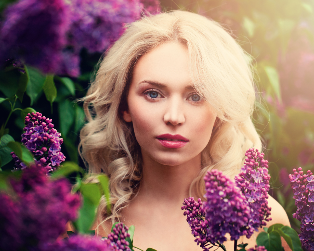 Голубоглазая блондинка в ветках сирени 