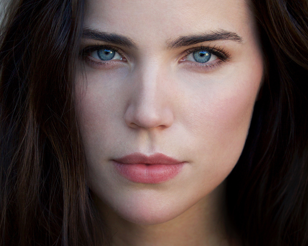 Голубоглазая шатенка лицо крупным планом