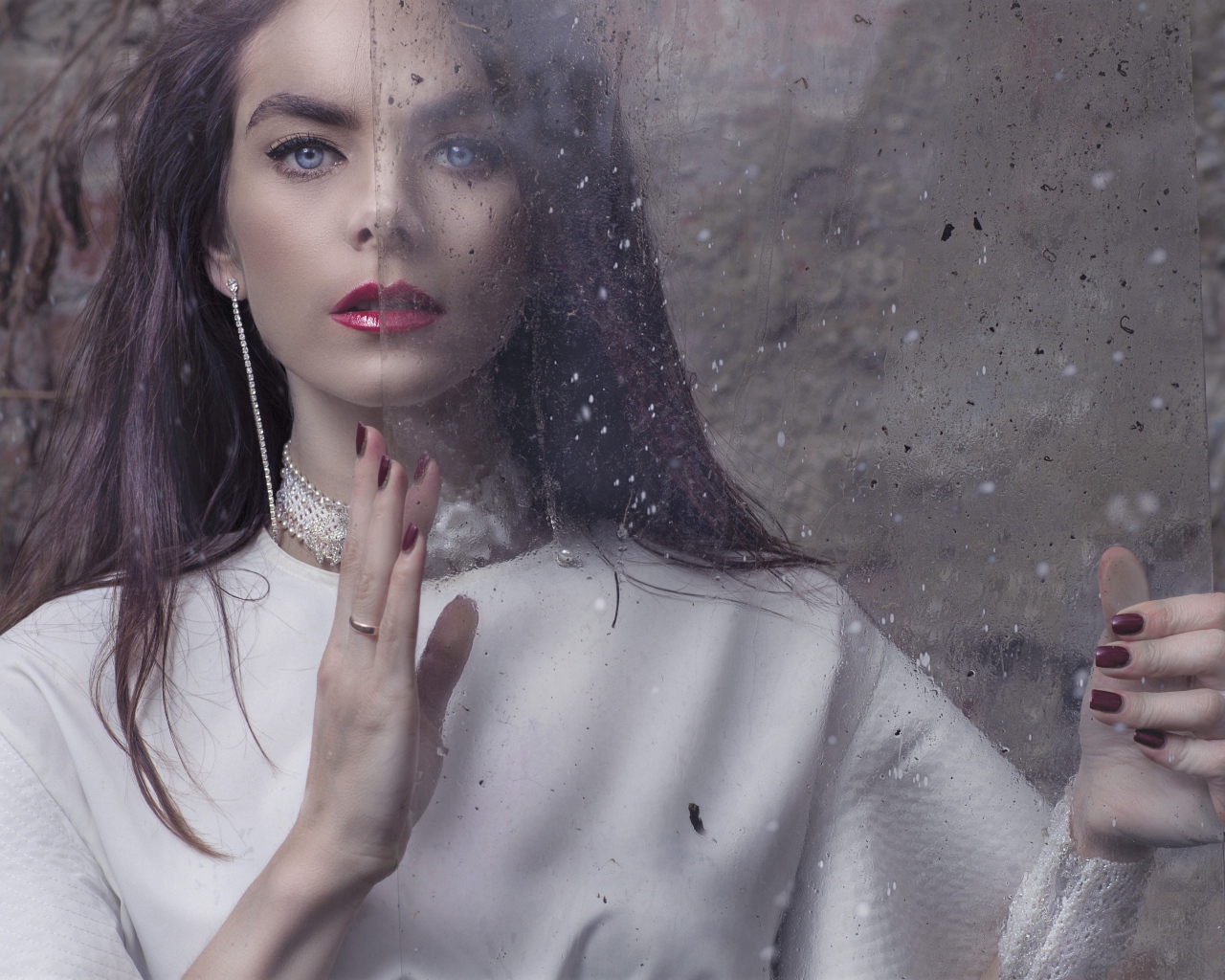 Голубоглазая брюнетка со стеклом в руках