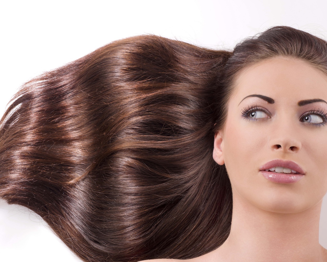 Голубоглазая длинноволосая шатенка на белом фоне