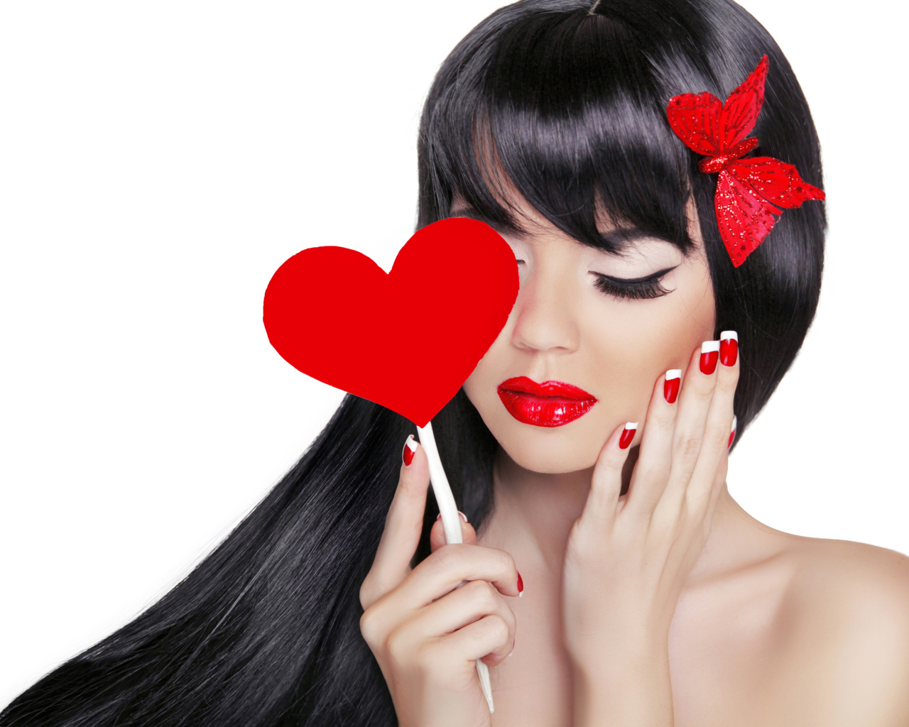 Яркая брюнетка с красным сердцем в руке на белом фоне