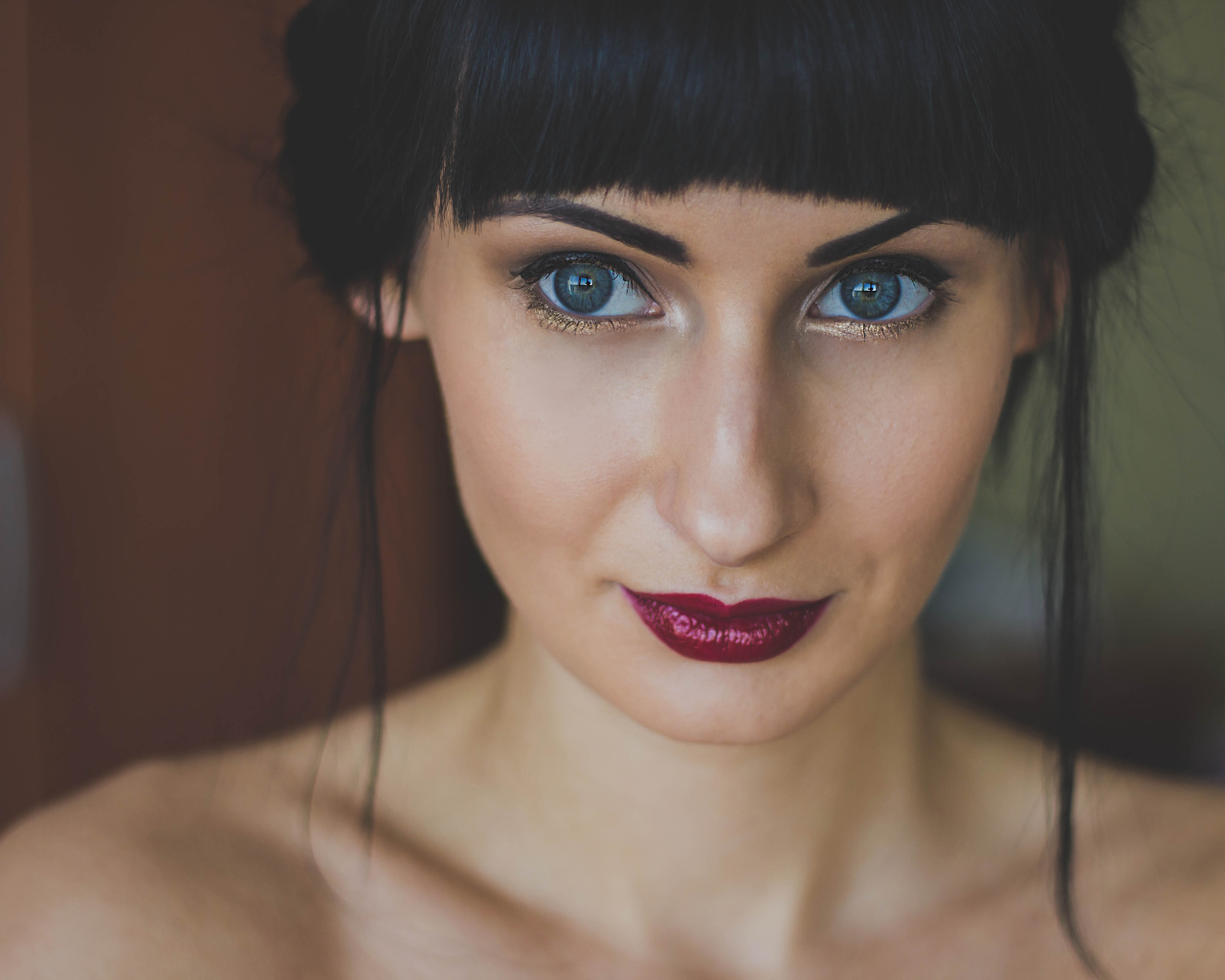 Яркая брюнетка с красными губами 