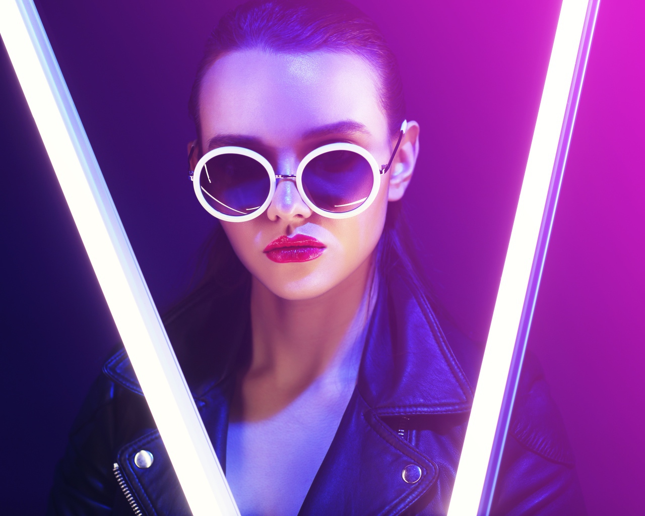 Брутальная девушка в очках в неоновом свете