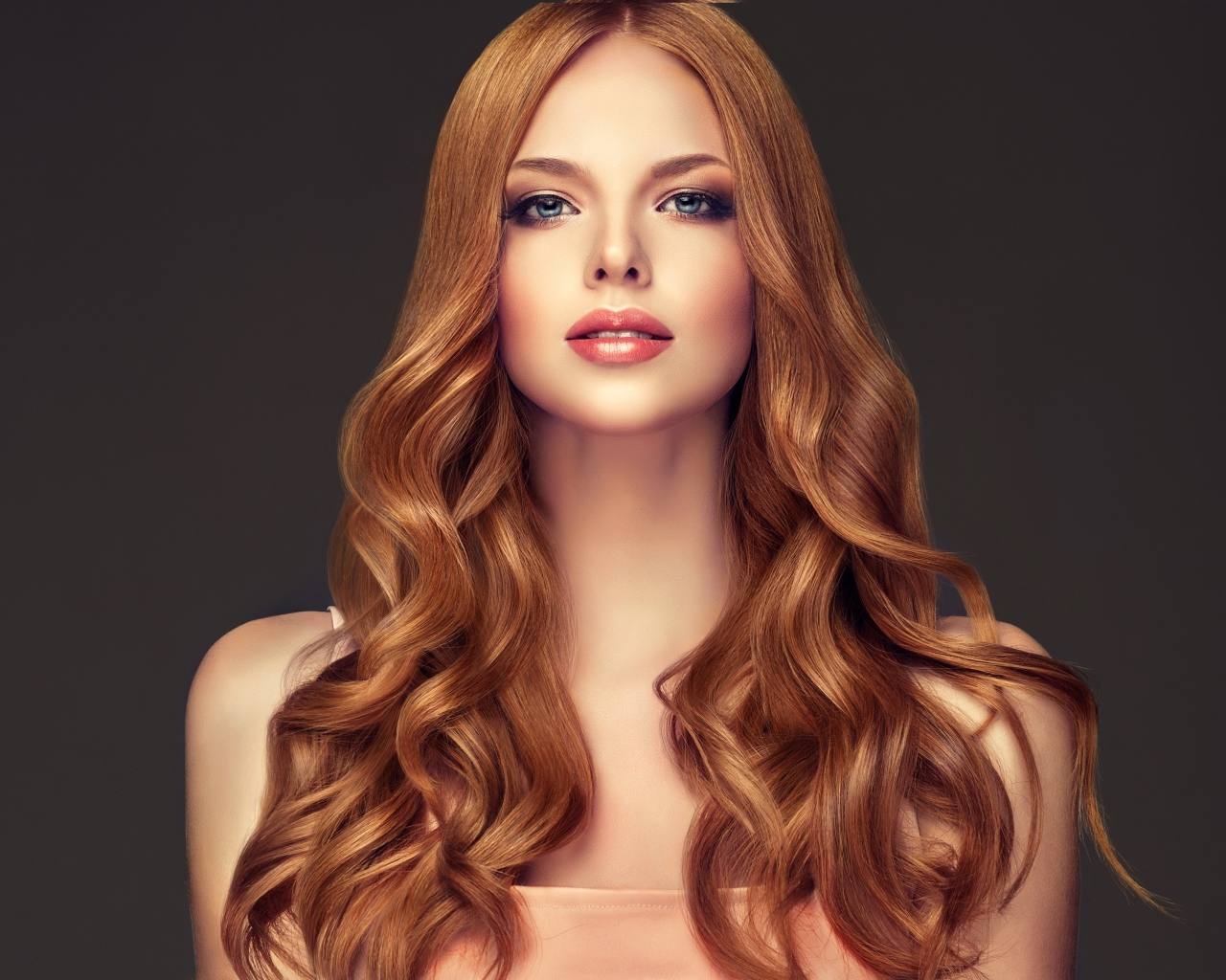 Очаровательная девушка с длинными волосами